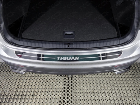Volkswagen Tiguan 2017- Накладка на задний бампер (лист зеркальный надпись Tiguan)	